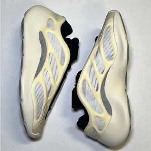 Adidas Yeezy 700